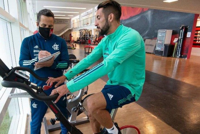 O chileno Isla é quem mais preocupa os médicos do Mengão