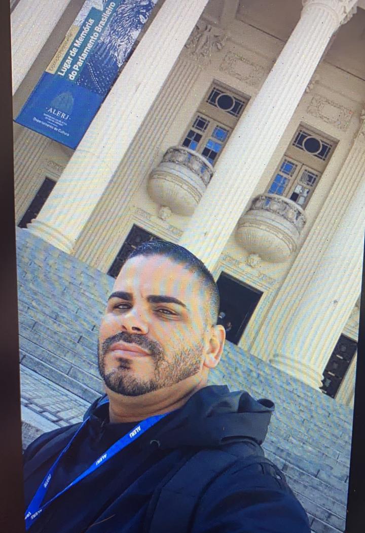 Leonardo é funcionário da ALERJ, segundo a Polícia Civil, e estaria lotado no gabinete do deputado Marcos Muller, que é o candidato à vice-prefeito de Léo Vieira 