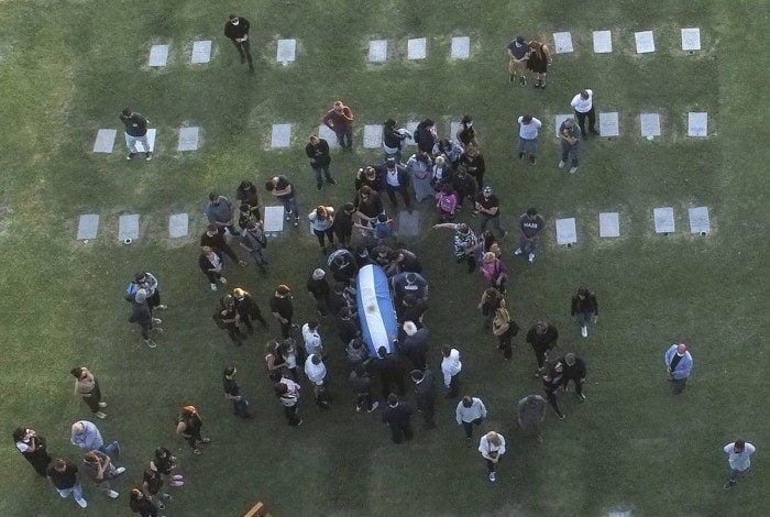 O corpo de Diego Maradona foi enterrado ao lado dos seus pais