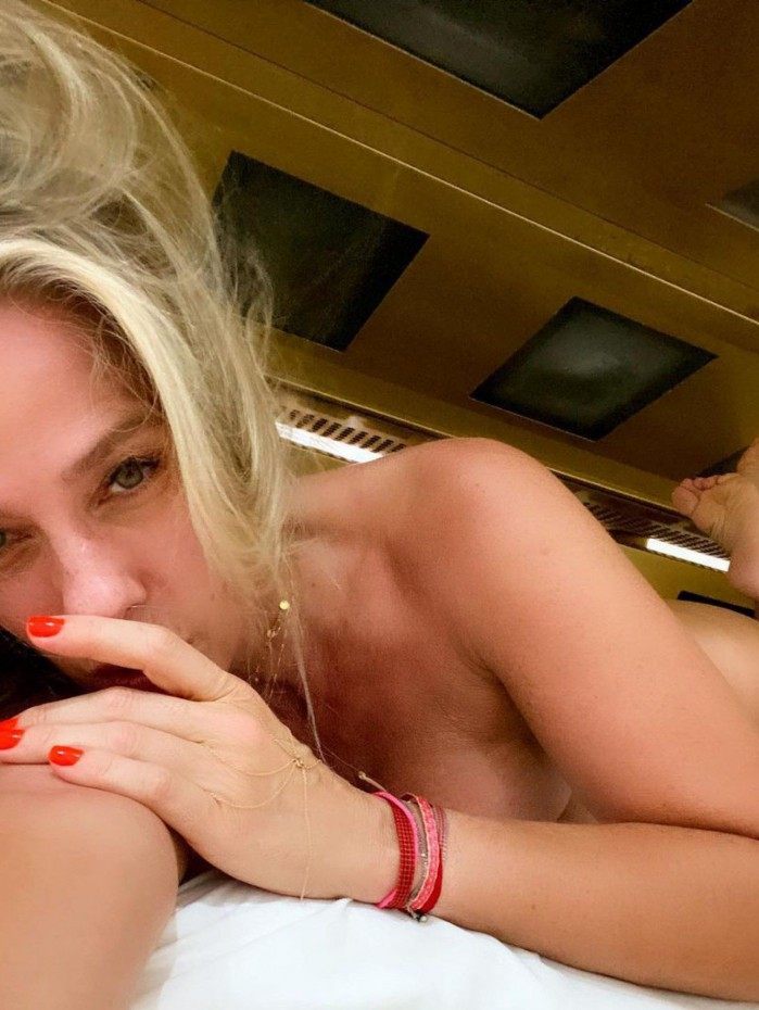 Adriane Galisteu posa nua durante sess&atilde;o de bronzeamento