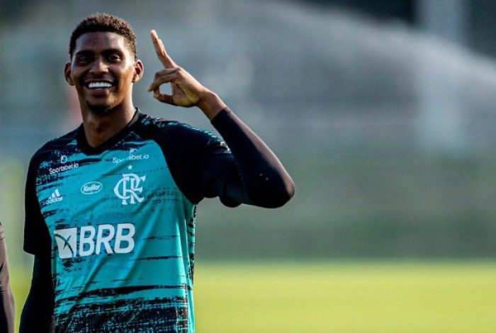 Hugo Souza está perto de estender o seu vínculo com o Flamengo