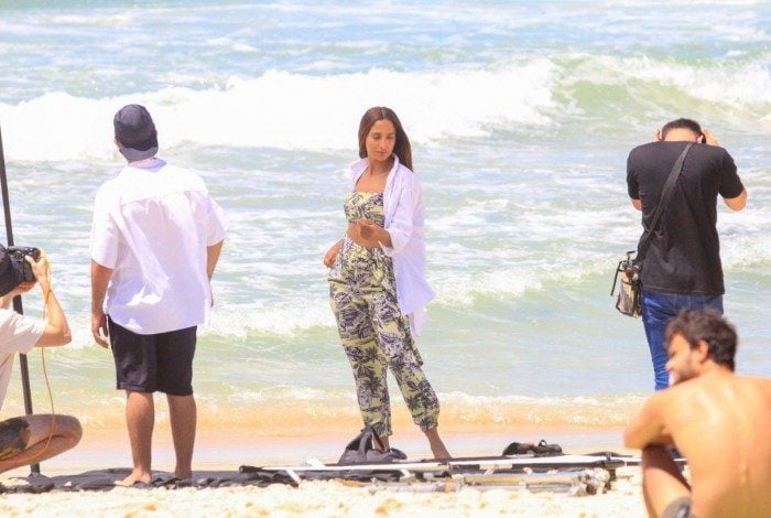 Camila Pitanga em sessão de fotos na praia