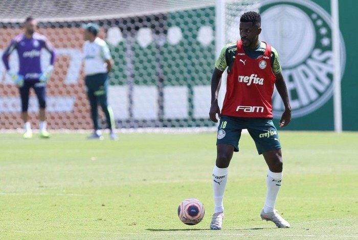 O volante Ramires não é mais jogador do Palmeiras