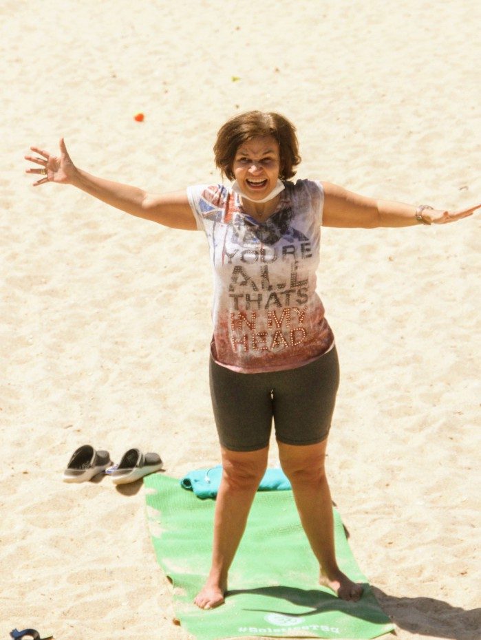 Claudia Rodrigues se diverte na praia