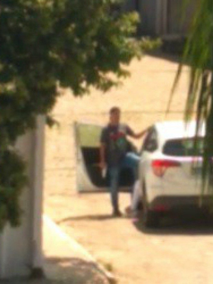 O PM Janitom Celso Rosa segurando uma arma durante o sequestro da namorada