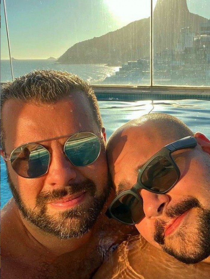 Tiago Abravanel e o marido