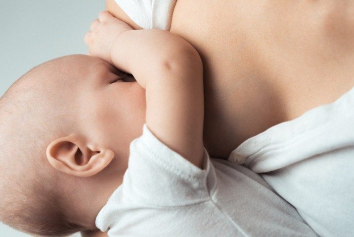 Estudos apontam que mulheres vacinadas produzem leite materno com anticorpos para covid-19