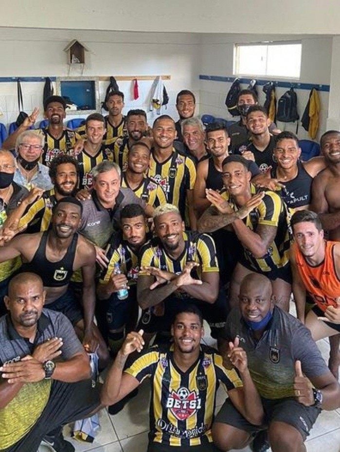 Os jogadores do Volta Redonda festejaram muito a permanência na Série C