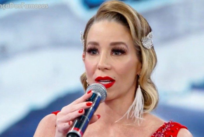 Danielle Winits arrasa no palco do 'Domingão'