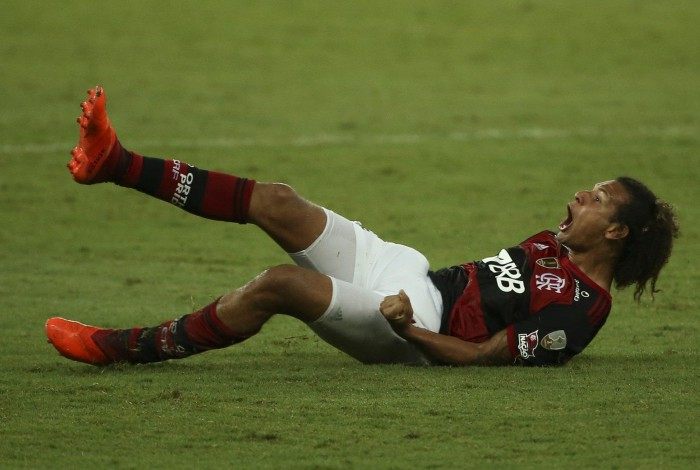 Brazil's Flamengo Willian Arao celebrates after scoring against Argentina's Racing during their closed-door Copa Libertadores round before the quarterfinals football match at Maracana Stadium in Rio de Janeiro, Brazil, on December 1, 2020. (Photo by Bruna Prado / various sources / AFP)