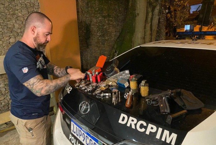 Policiais civis apreenderam relógios Rolex, armas, celulares e um carro 