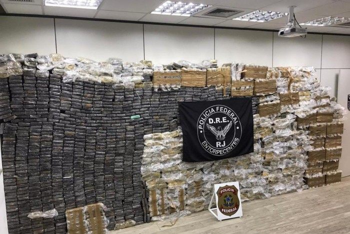 Agentes da Polícia Federal apreendem cerca de 2,5 toneladas de pasta base de cocaína em Duque de Caxias, na Baixada Fluminense