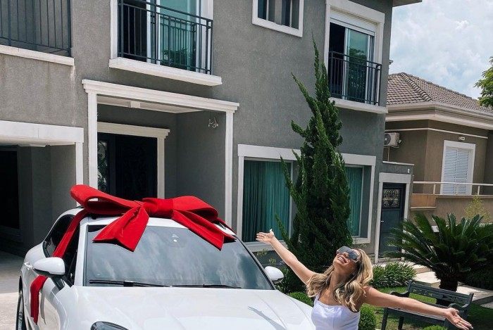 Lexa compra carrão como presente de Natal