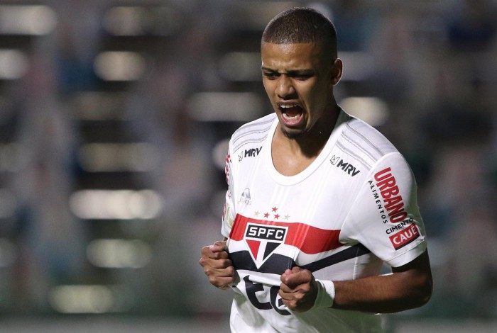 Brenner marcou o segundo gol da vitória em Goiânia e está isolado na artilharia do São Paulo, com 18 gols