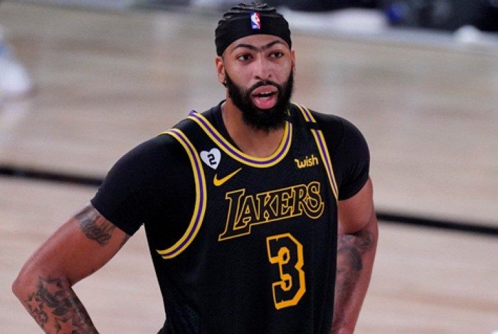 Anthony Davis assinou com os Lakers por cinco temporadas