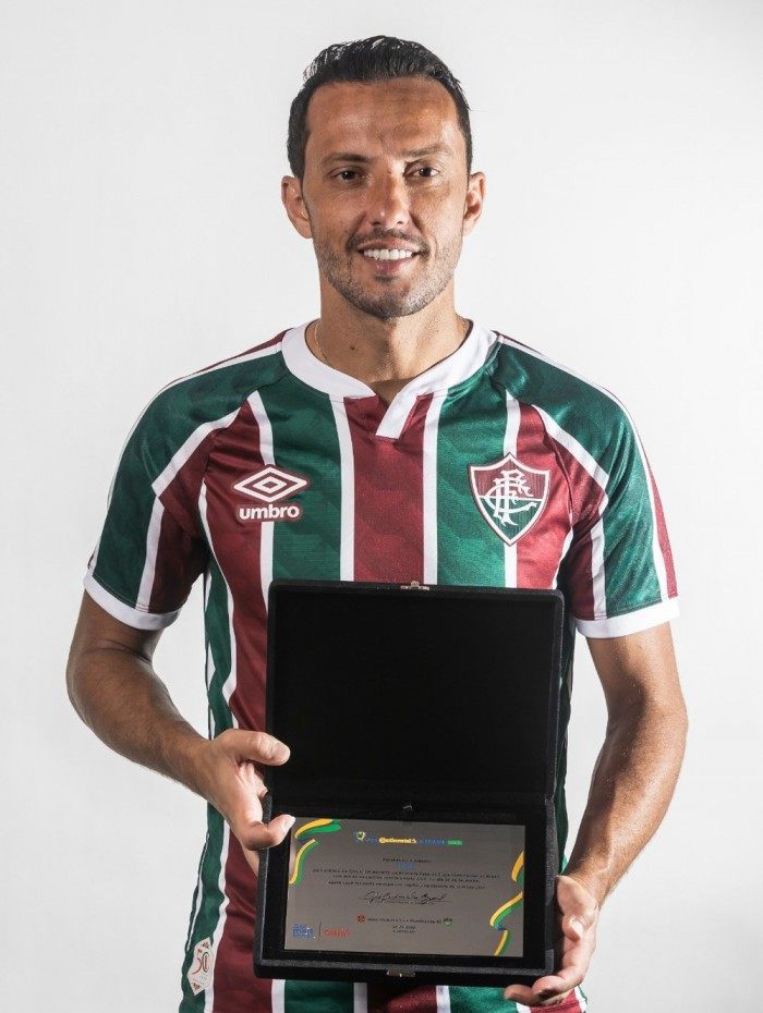Nenê posa com a placa dada pela CBF pelo gol mais bonito na 1ª fase da Copa do Brasil