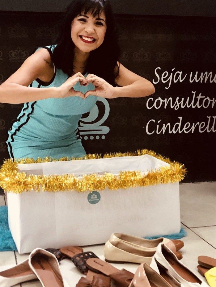 A primeira doa&ccedil;&atilde;o foi feita pela pr&oacute;pria empres&aacute;ria: 15 pares de sapatos femininos
