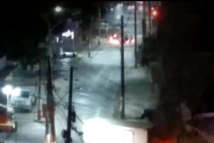 Bandidos explodem caixas eletrônicos de uma agência da Caixa Econômica Federal em Belford Roxo