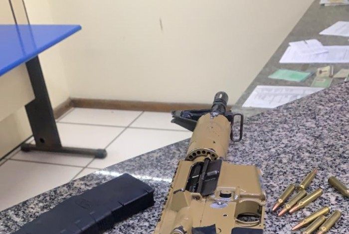 Pol&iacute;cia Militar liberta fam&iacute;lia feita ref&eacute;m e apreende cinco fuzis em Br&aacute;s de Pina