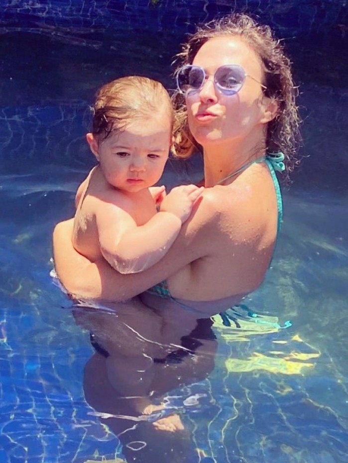 Tat&aacute; Werneck brinca em piscina com a filha