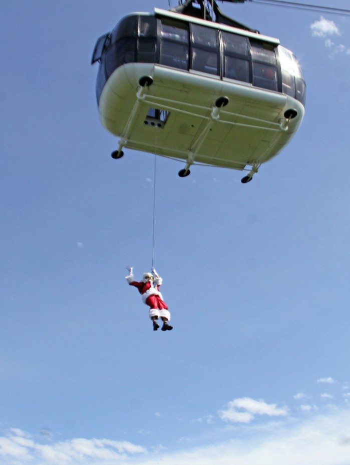 Papai Noel chega ao Bondinho P&atilde;o de A&ccedil;&uacute;car de forma radical
