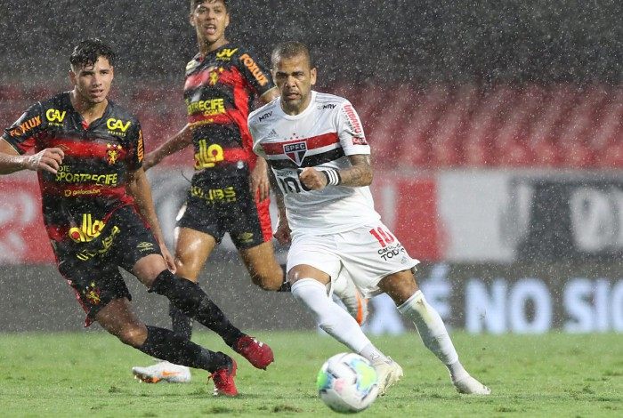Debaixo de chuva, o São Paulo, apesar da vitória magra, confirmou a vitória no Morumbi
