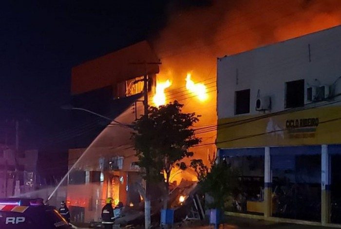 Bombeiros se ferem após prédio desabar durante grande incêndio em lojas no Centro de Cuiabá