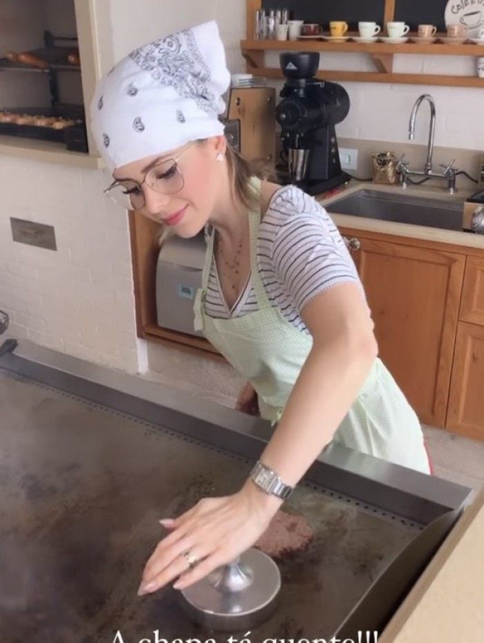 Sandy é flagrada fazendo hambúrguer