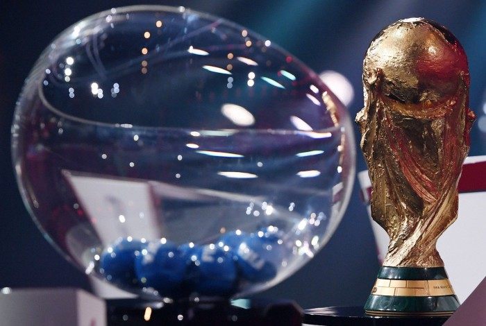 Taça da Copa do Mundo estava presente durante o sorteio