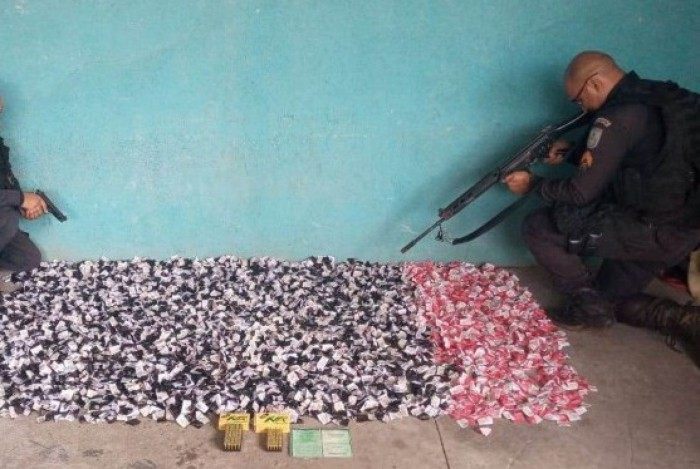 PM apreende mais de 4 mil pinos de cocaína no bairro Santa Rita do Zarur, em Volta Redonda