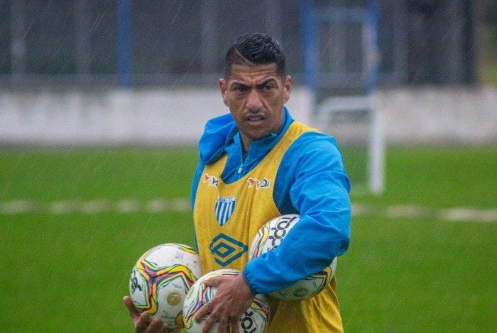 O volante Ralf é um dos atletas punidos pelo Avaí