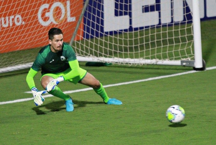 Tadeu, goleiro do Goiás