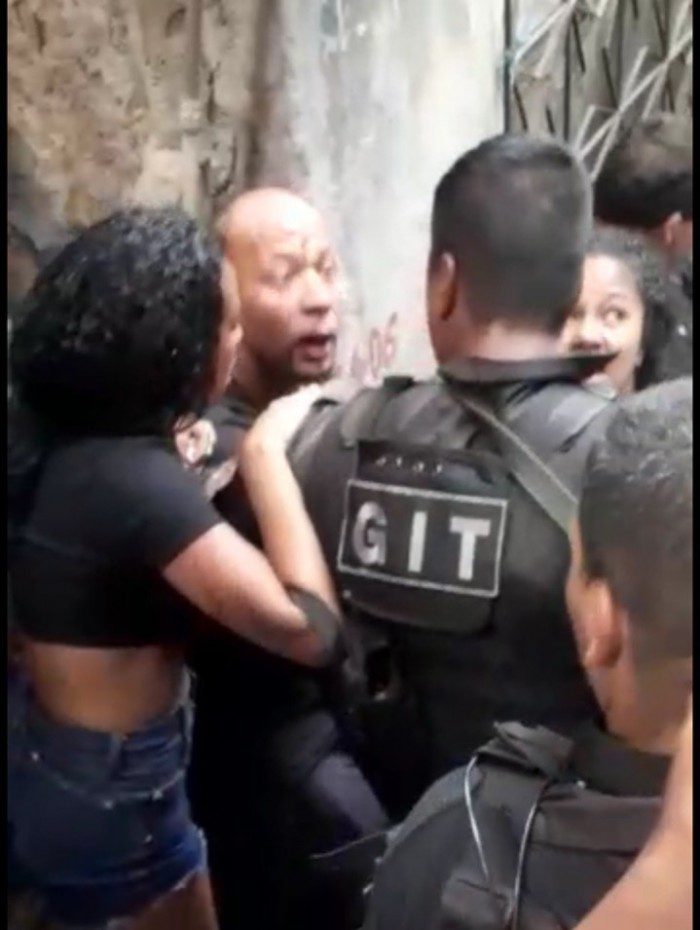 Familiares acusam PMs de agredir morador do Morro do Borel, na Tijuca - Reprodução