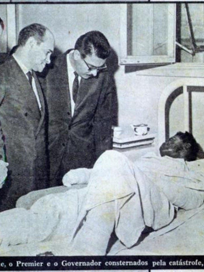 O presidente, o primeiro ministro e o governador do Rio, em visita ao no Hospital Antonio Pedro, diante do leito da ent&atilde;o menina Zez&eacute;