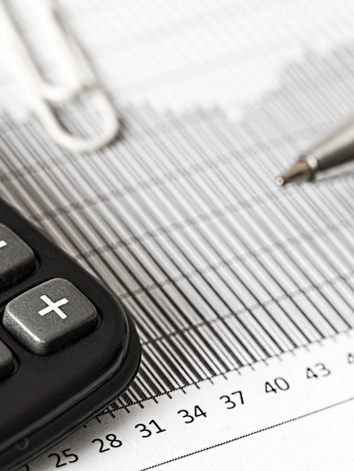 Os grupos que mais contribu&iacute;ram para a alta da infla&ccedil;&atilde;o foram os de habita&ccedil;&atilde;o e transportes. Os reajustes de energia el&eacute;trica (5,4%), tarifa de &aacute;gua e esgoto (1,6%), g&aacute;s de botij&atilde;o (1,2%) e g&aacute;s encanado (4,6%) foram os principais focos de press&atilde;o inflacion&aacute;ria no caso da habita&ccedil;&atilde;o
