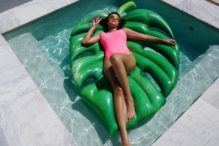 Maisa Silva relaxa na piscina particular do hotel onde está hospedada em São Miguel dos Milagres