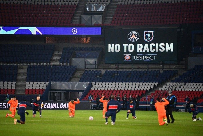 Football players and referees kneel on the pitch against racism before the UEFA Champions League group H football match between Paris Saint-Germain (PSG) and Istanbul Basaksehir FK at the Parc des Princes stadium in Paris, on December 9, 2020. (Photo by FRANCK FIFE / AFP)