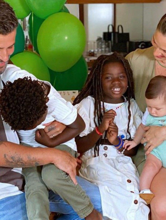 Giovanna Ewbank e Bruno Gagliasso comemoram 5 meses de Zyan
