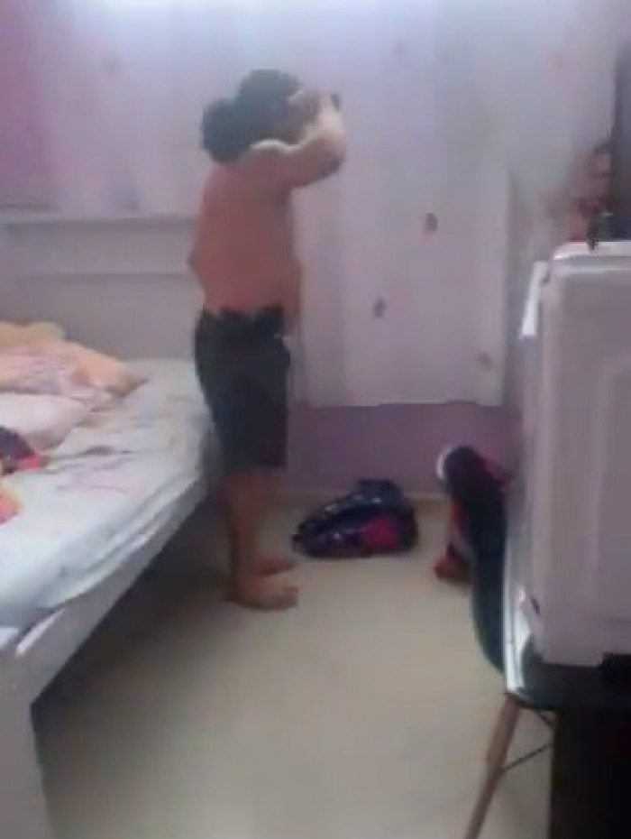 Pai aparece agredindo a filha de 9 anos com um cinto - Reprodução / Internet 