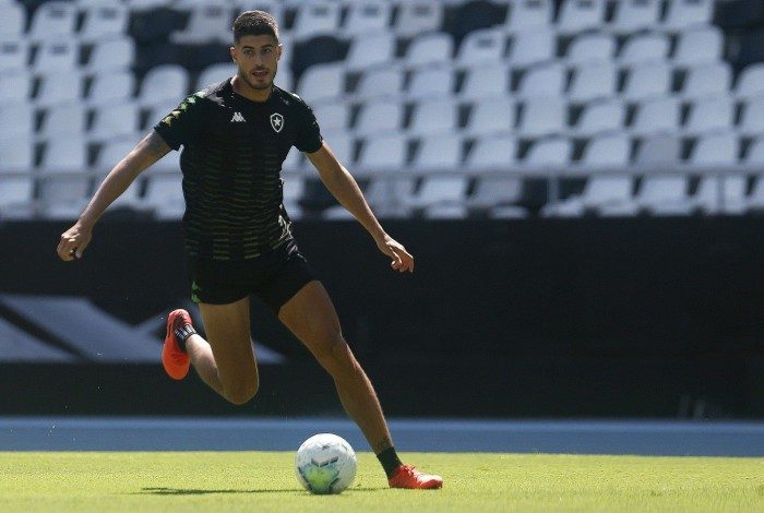 Pedro Raul tem recebidos muitas críticas e deve ser barrado no Botafogo