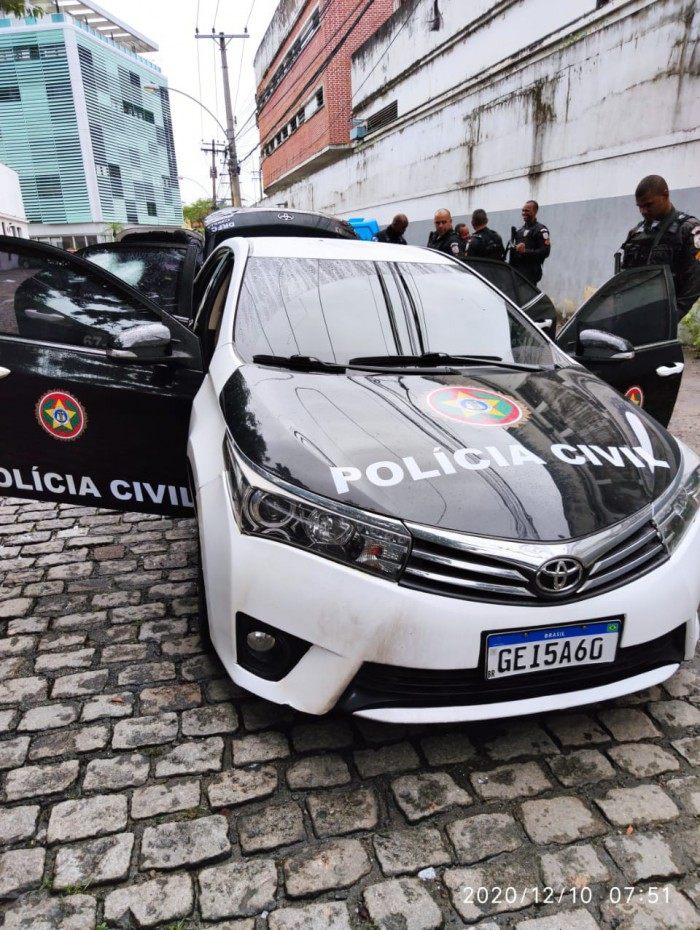 Bandidos clonam viaturas da Polícia Civil e assaltam empresa na Pavuna