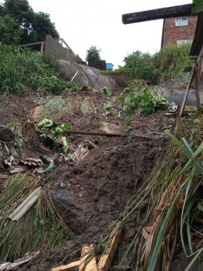 Casa desaba na Comunidade do Feijão: Corpo de Bombeiros foi acionado logo no início da madrugada, na Travessa Sebastião Lessa