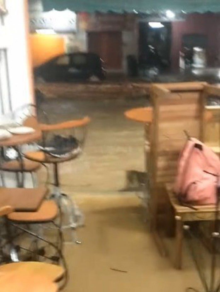 &Aacute;gua atingiu loja de m&oacute;veis de madeira