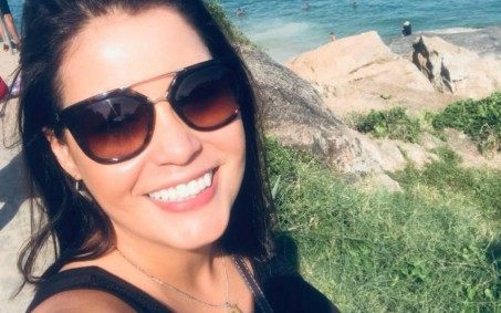 Corpo de jornalista morta após cirurgia estética é enterrado sem velório 