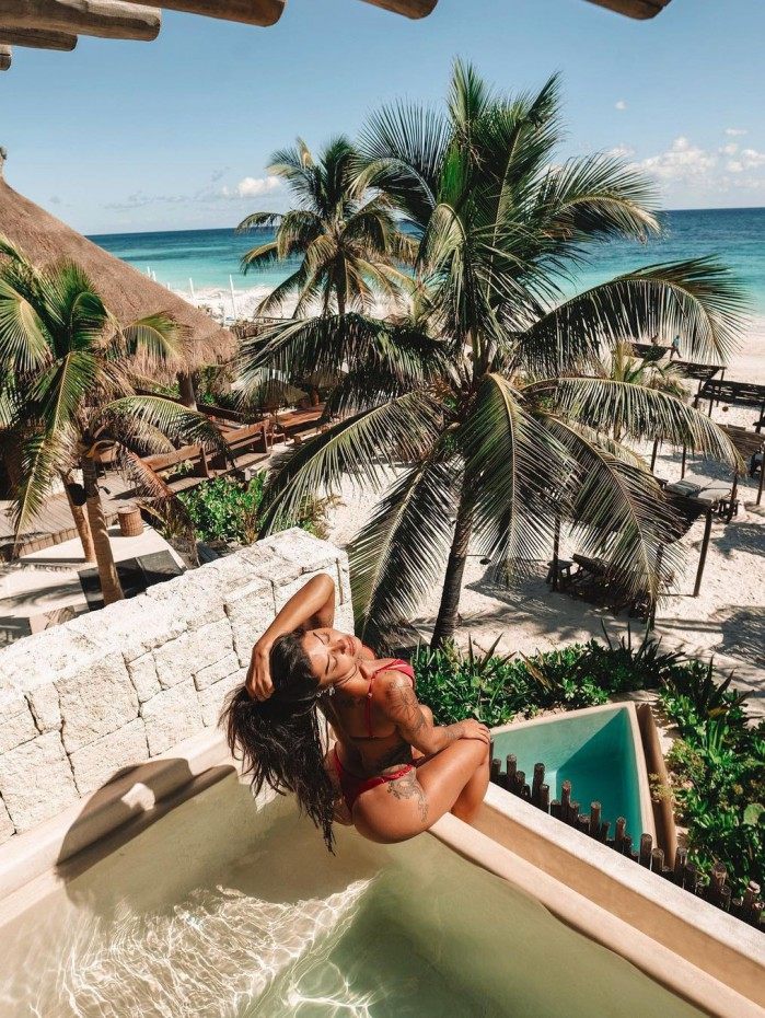 Aline Riscado posa em piscina no M&Atilde;&copy;xico