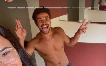 Jakelyne Oliveira posta foto com Mariano sem camisa
