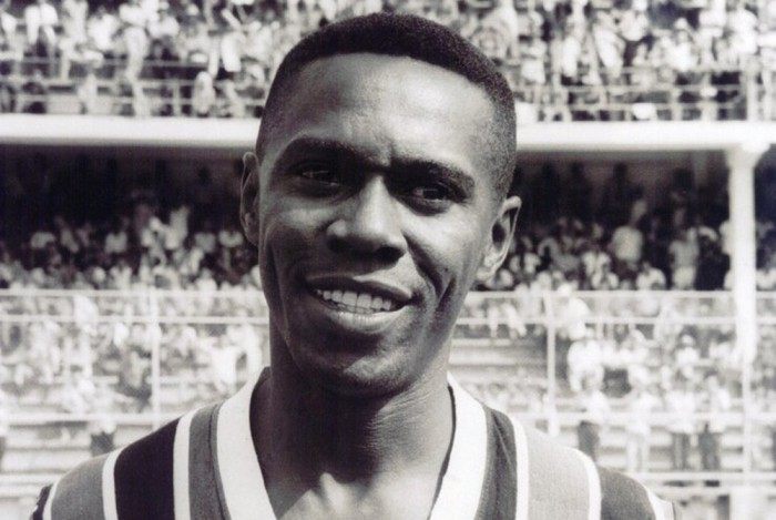 Escurinho vestindo a camisa tricolor