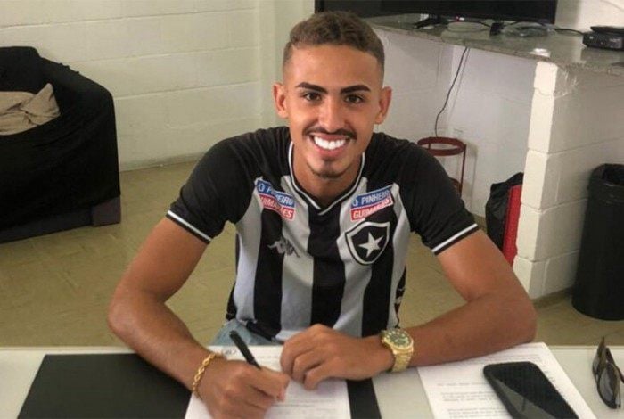 Titular do sub-20, Juninho assina primeiro contrato profissional no Botafogo
