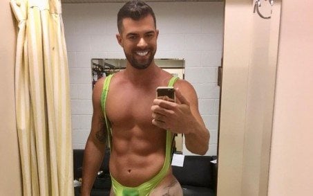 'Cortaram a minha barriga de ponta a ponta', diz Borat