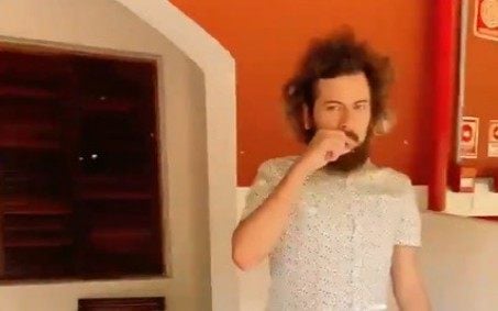 Cartolouco é pego no flagra com cigarrinho suspeito